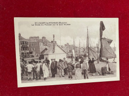 SAINT VAAST LA HOUGUE - LA VENTE DU POISSON SUR LE QUAI VAUBAN - Saint Vaast La Hougue