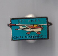 PIN'S THEME  AVION AERO CLUB  DE CHALAIS  EN CHARENTE  LES AILES CHALAISIENNES - Avions