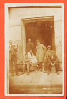 11318 / ⭐ ◉  (•◡•) Carte-Photo 1920s ◉ " Défense Entrer " ◉ Famille Hommes Enfant Jeune Femme Assis Entrée Monument ◉  - Otros & Sin Clasificación