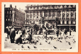 11019 / ⭐ ◉ LYON 69-Rhone ◉ Place Des TERREAUX Pigeons Fontaine BARTHOLDI Bazar Hotel Ville 1930s ◉ Edition CELLARD 12 - Lyon 1