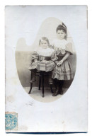 Carte Photo D'une Jeune Fille élégante Avec Une Petite Fille Dans Un Studio Photo En 1906 - Personnes Anonymes