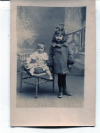 Carte Photo De Deux Petite Fille élégante Posant Dans Un Studio Photo - Personnes Anonymes