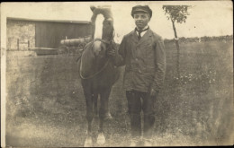 Photo CPA Junger Mann Mit Pferd, Portrait, Bauernhof, Fuhrwerk - Sonstige & Ohne Zuordnung