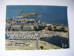 SAINT-MALO - Les Bassins à Flot Devant La Grande Porte Et Le Château - Saint Malo