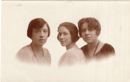 Carte Photo De Trois Jeune Fille élégante Posant Dans Un Studio Photo En 1922 - Personnes Anonymes