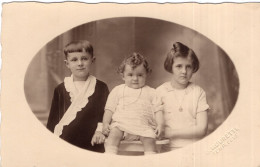 Carte Photo De Trois Petit Enfants élégant Posant Dans Un Studio Photo En 1930 - Personnes Anonymes