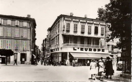 . 82 . MONTAUBAN . Café De L'Europe Et Rue De La République . Animation . - Montauban