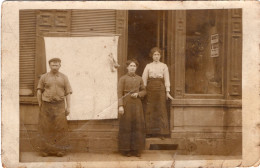 Carte Photo D'une Famille Posant Devant Leurs Magasin  Vers 1910 - Personnes Anonymes
