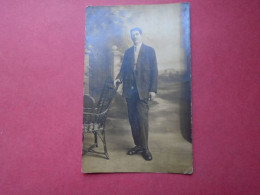 CPA PHOTO GLACEE CACHET LA PHOTOGRAPHIE GEORGE 91 RUE LECOURBE PARIS  UN JEUNE HOMME    NON VOYAGEE - Uomini