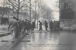 CPA Paris La Grande Crue De La Seine Janvier 1910 Chemins établis à L'entrée De L'Avenue Rapp - Distrito: 12