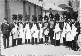 CARTE PHOTO GROUPES DE PERSONNES EN TENUE D'APPARAT. A IDENTIFIER. VOIR INSIGNE SUR LE HAUT DES MANCHES. - Ohne Zuordnung