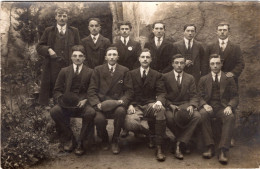 Carte Photo De Jeune Hommes élégant Posant Dans La Cour De Leurs Maison Vers 1910 - Personas Anónimos