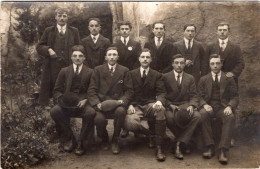 Carte Photo De Jeune Hommes élégant Posant Dans La Cour De Leurs Maison Vers 1910 - Personnes Anonymes