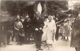 Carte Photo D'un Couple De Marier élégant Avec Leurs Famille Posant Avec Leurs Famille Vers 1920 - Personnes Anonymes