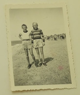 Young Girl And Boy On The Beach - Personnes Anonymes