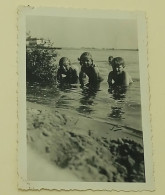 Two Little Girls And A Boy In Shallow Water - Personnes Anonymes