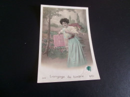 BELLE CARTE FANTAISIE .." LANGAGE DU TIMBRE"...BELLE JEUNE FEMME AVEC UN TIMBRE - Briefmarken (Abbildungen)