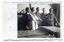 Carte Photo De Cinq Hommes élégant Posant Devant Leurs Table A Dessin Dans Une Usine Vers 1920 - Personnes Anonymes