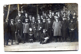 Carte Photo D'homme élégant Avec De Jeune Garcon Posant Dans Un Jardin Public Vers 1920 - Personas Anónimos