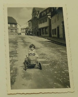 A Little Girl In A Pedal Car Of The Time In 1937. - Personnes Anonymes