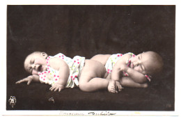 Enfants - Bébés : Scène : Carte Photo. : Deux Nourrissons - Tête-bêche : Jumeaux - Bebes