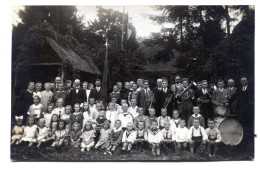 Carte Photo D'hommes , De Femmes Et D'enfant élégant Posant Dans Un Jardin Vers 1920 - Personnes Anonymes