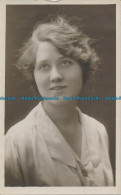 R158644 Old Postcard. Womans Portrait - Monde