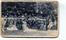 Carte Photo D'un Couple De Marier élégant Avec Leurs Famille Et Un Officiers Allemand Dans Leurs Jardin En 1938 - Personas Anónimos