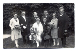 Carte Photo D'un Couple De Marier élégant Avec Leurs Famille Posant Dans Leurs Jardin Vers 1920 - Anonymous Persons