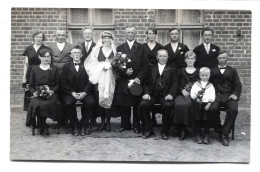 Carte Photo D'un Couple De Marier élégant Avec Leurs Famille Posant Devant Leurs Maison Vers 1930 - Anonymous Persons