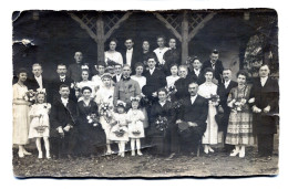 Carte Photo D'un Couple élégant Avec Leurs Deux Famille Posant Dans La Cour De Leurs Ferme Vers 1920 - Personnes Anonymes