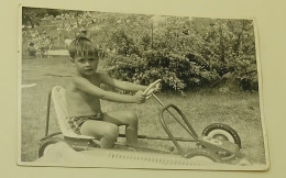 A Boy In A Pedal Car - Personnes Anonymes