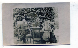 Carte Photo D'une Famille élégante Posant Dans Leurs Jardin Vers 1905 - Personnes Anonymes