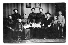 Carte Photo D'une Famille élégante Posant Dans Un Studio Photo Vers 1910 - Personnes Anonymes