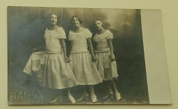 Three Girls And Fashion In 1923. - Personas Anónimos