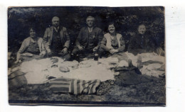 Carte Photo D'une Famille Mangeant Sur L'herbe A Bonsecours Vers 1935 - Personas Anónimos