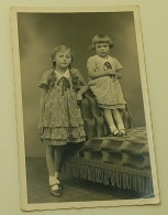 A Little Girl And A Young Girl - Old Photo Of Atelier K.Georg,Pr.Oldendorf I.W. - Personnes Anonymes