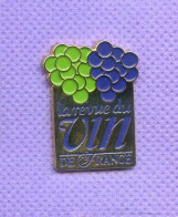 Rare Pins La Revue Du Vin De France Raisin P307 - Mass Media