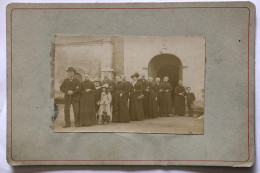 Photographie Fin 19ème - Sortie D'Eglise à La Meilleraye De Bretagne - Nombreux Personnages Femmes Avec Coiffe - Anonymous Persons