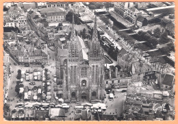 Ppgf/ CPSM Grand Format - FINISTERE - QUIMPER - VUE AÉRIENNE SUR LE QUARTIER DE LA CATHÉDRALE - Jour De Marché - Quimper