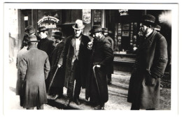 Fotografie Unbekannter Fotograf, Ansicht Berlin, Juden In Der Grenadierstrasse Vor Der Leihbibliothek, Scheunenviertel  - Places