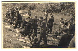 Fotografie Unbekannter Fotograf Und Ort, Junge Schützen Mit Kleinkaliber Gewehr Schiessen Auf Zielscheiben  - Deportes