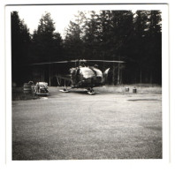 Fotografie Unbekannter Fotograf Und Ort, Bell Hubschrauber Mit Kufen Auf Dem Landeplatz  - Luchtvaart