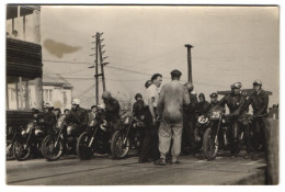 Fotografie Unbekannter Fotograf Und Ort, Motorradrennen Velka Cena 1951, Mit Norton Mortorrad  - Auto's