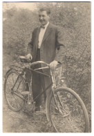Fotografie Unbekannter Fotograf Und Ort, Junger Mann Mit Seinem Fahrrad Am Wegrand  - Radsport