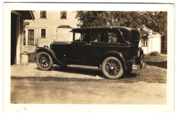 Fotografie Unbekannter Fotograf Und Ort, Auto Buick Model 20 In Einer Garageneinfahrt  - Cars