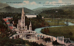 Lourdes - Vue Plongeante Sur L'Esplanade, La Basilique Et La Vallée Du Gave - Lourdes