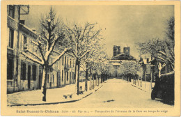 Cpa SAINT BONNET LE CHATEAU (Loire) 42 - Perspective De L'Avenue De La Gare En Temps De Neige - Autres & Non Classés