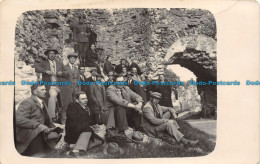 R157727 Old Postcard. People Near The Ruins - Monde