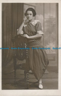 R158230 Old Postcard. Woman In The Room - Monde